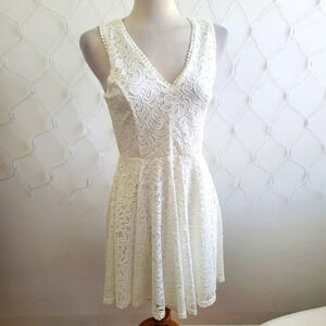 Francesca's Lace V-Neck Dress / All White / Size Small